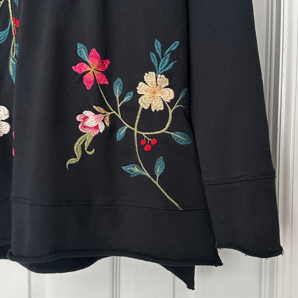 Johnny Was Hi-Lo Pullover Rhonda Black Floral Embroidered Sweatshirt Size Small - Picture 4 of 9
